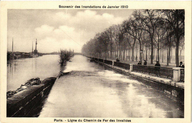 Carte postale ancienne Souvenir des Inondations Paris Ligne du Chemin de Fer Invalides à Paris