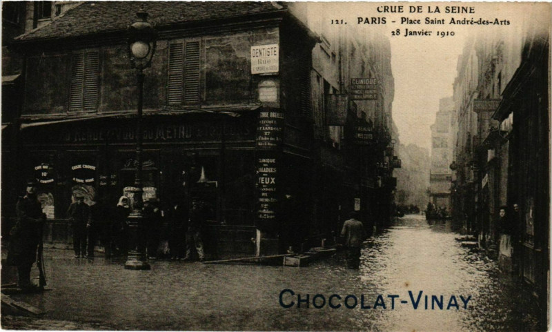 Carte postale ancienne Paris Crue de la Seine 1910 Place Saint-Andre-des-Arts à Paris