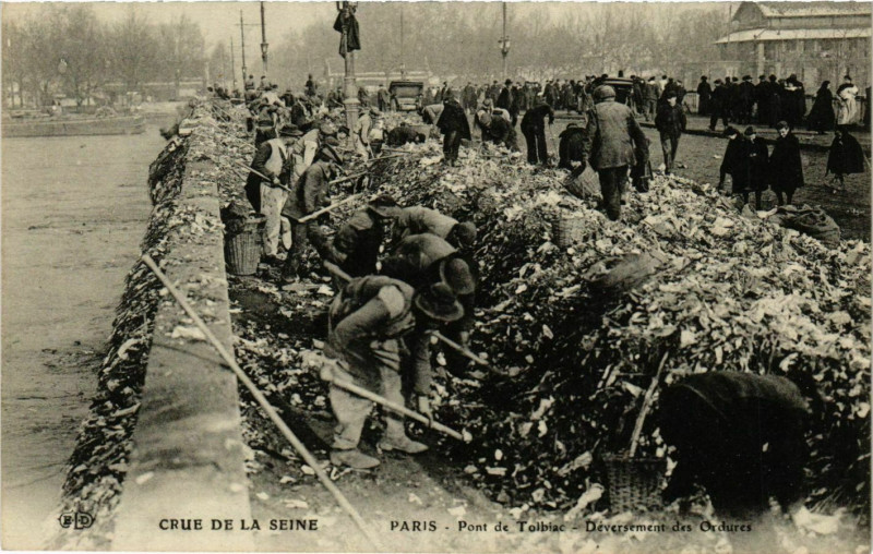 Carte postale ancienne Paris Crue Seine 1910 Pont Tolbiac Deversement des Ordures à Paris