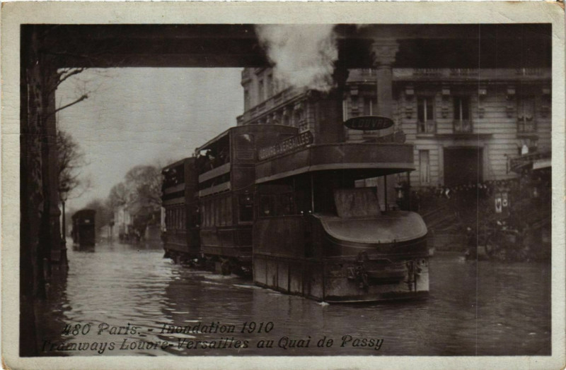 Carte postale ancienne Paris Les Inondations 1910 Tramway Quai de Passy à Paris