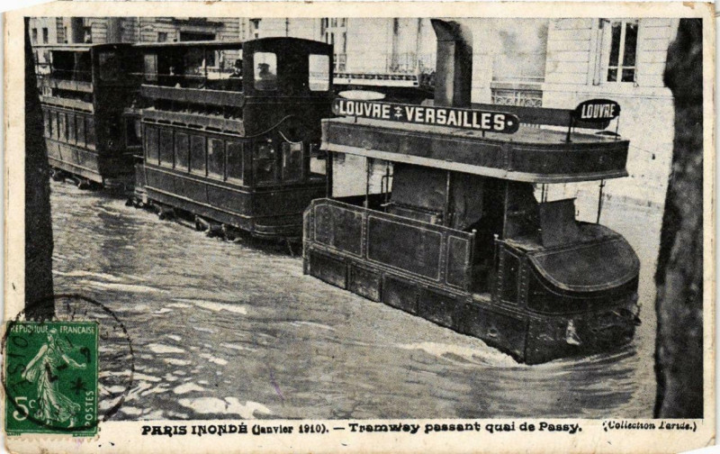Carte postale ancienne Paris inondé (janvier 1910) - Tramway passant quai de Passy à Paris 16e