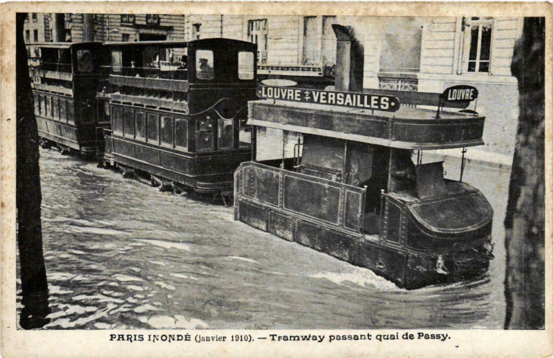 Carte postale ancienne Paris inondé (janvier 1910) - Tramway passant quai de Passy à Paris 16e