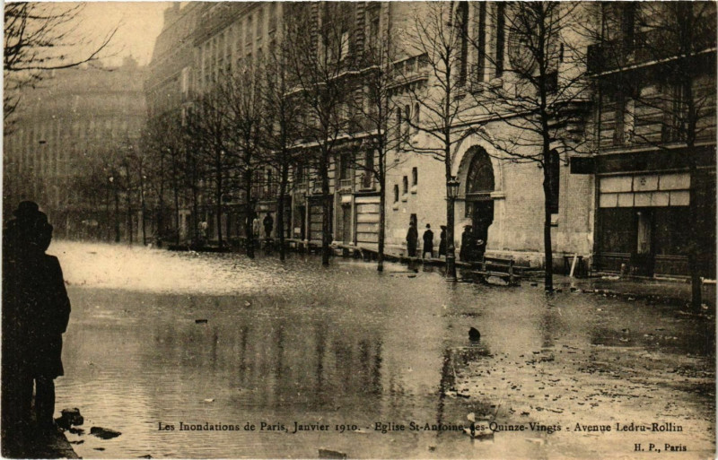 Carte postale ancienne Paris Les Inondations 1910 Eglise Saint-Antoine-des-Quainze-Vingts à Paris