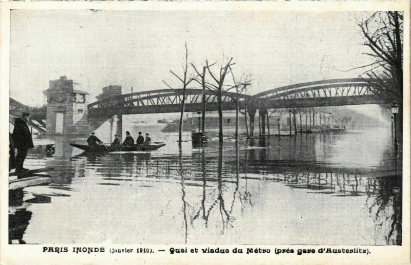 Carte postale ancienne Paris inondé (janvier 1910) - Quai et Viaduc du Métro (près gare d'Austerlitz) à Paris 13e