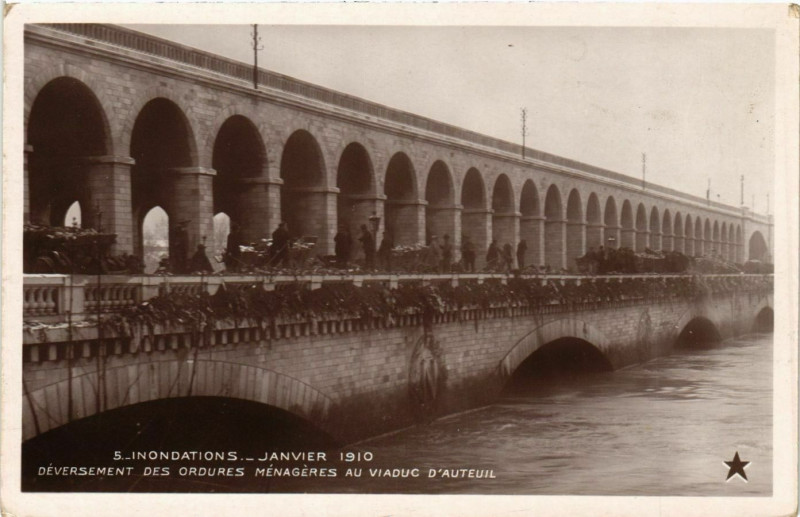 Carte postale ancienne Inondations - Déversement des ordures ménagères au Viaduc d'Auteuil à Paris 16e