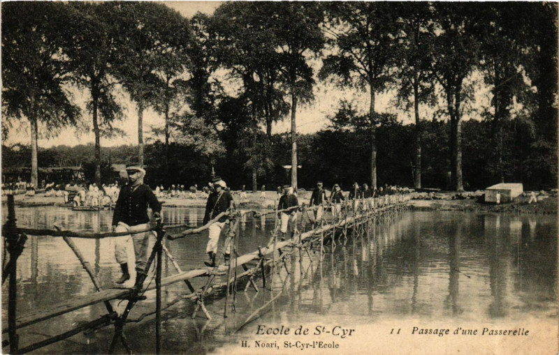 Carte postale ancienne Ecole de Saint-Cyr - Passage d'une Passerelle