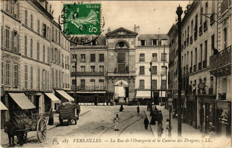 Carte postale ancienne Versailles - La Rue de l'Orangerie et la Caserne des Dragons à Versailles