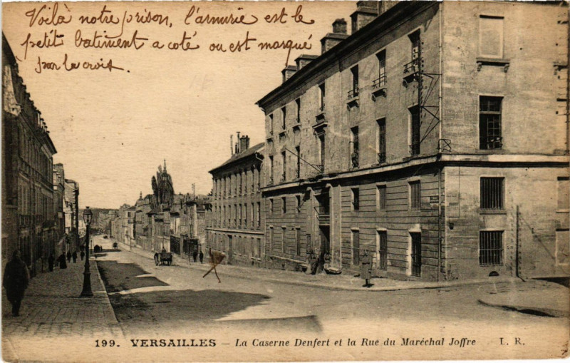 Carte postale ancienne Versailles - La Caserne Denfert et la Rue du Maréchal Joffre à Versailles