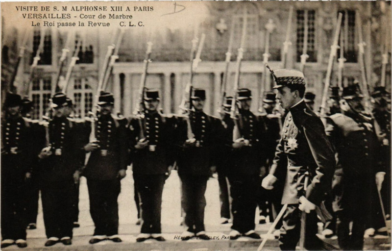 Carte postale ancienne Visite de S.M.Alphonse Xiii a Paris - Versailles - Cour de Marbre à Versailles