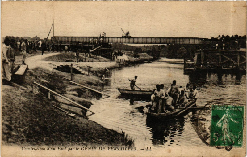 Carte postale ancienne Construction d'un Pont par le Génie de Versailles à Versailles