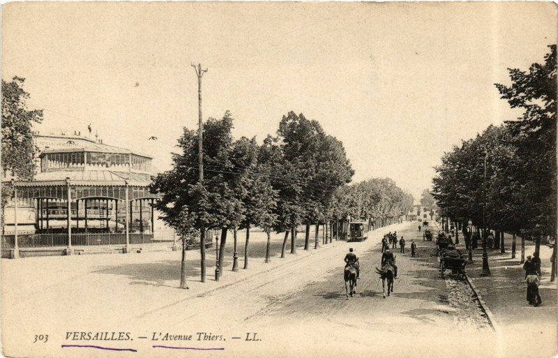 Carte postale ancienne Versailles - L'Avenue Thiers à Versailles