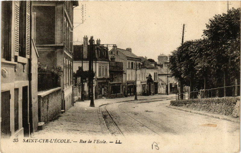 Carte postale ancienne Saint-Cyr-l'Ecole - Rue de l'Ecole à Saint-Cyr-l'École