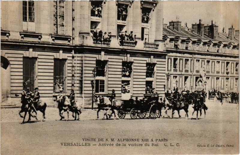 Carte postale ancienne Visite de S.M.Alphonse Xiii a Paris Versailles Arrivée de voiture à Versailles