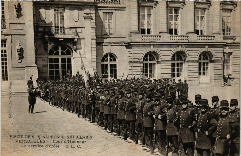 Carte postale ancienne Visite de S.M.Alphonse Xiii a Paris - Versailles - Cour d'Honneur à Versailles