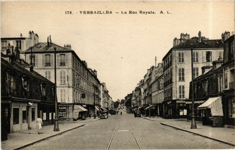 Carte postale ancienne Versailles - La Rue Royale à Versailles