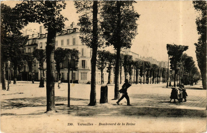 Carte postale ancienne Versailles - Boulevard de la Reine à Versailles