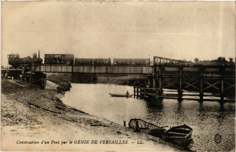 Carte postale ancienne Construction d'un Pont par le Génie de Versailles à Versailles