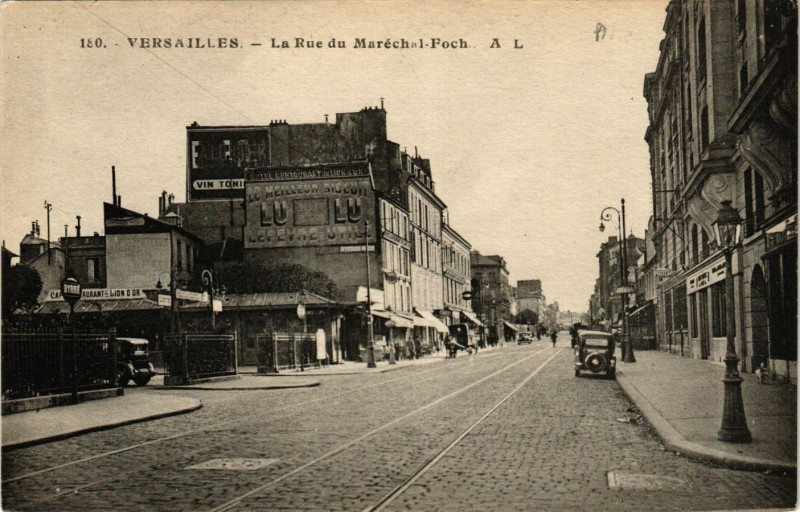 Carte postale ancienne Versailles - La Rue du Maréchal Foch à Versailles