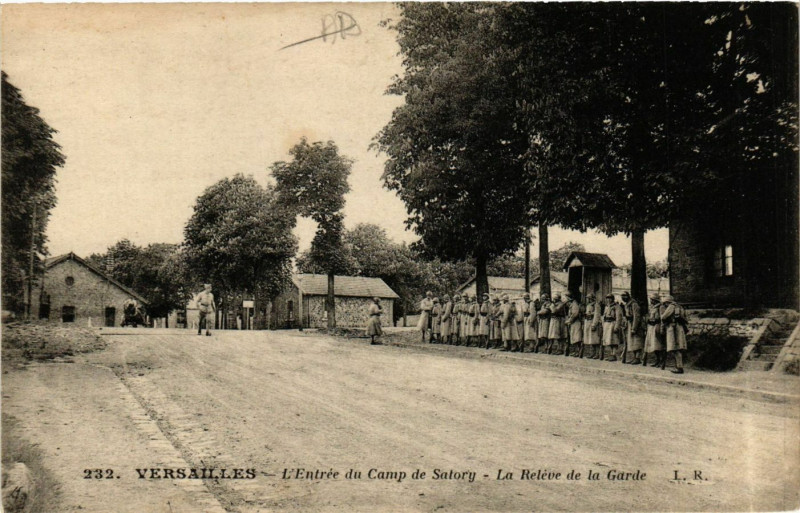 Carte postale ancienne Versailles - L'Entrée du Camp de Satory - La Reléve de la Garde à Versailles