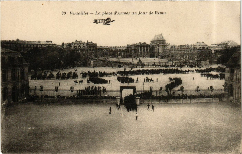 Carte postale ancienne Versailles - La Place d'Armes un jour de Revue à Versailles