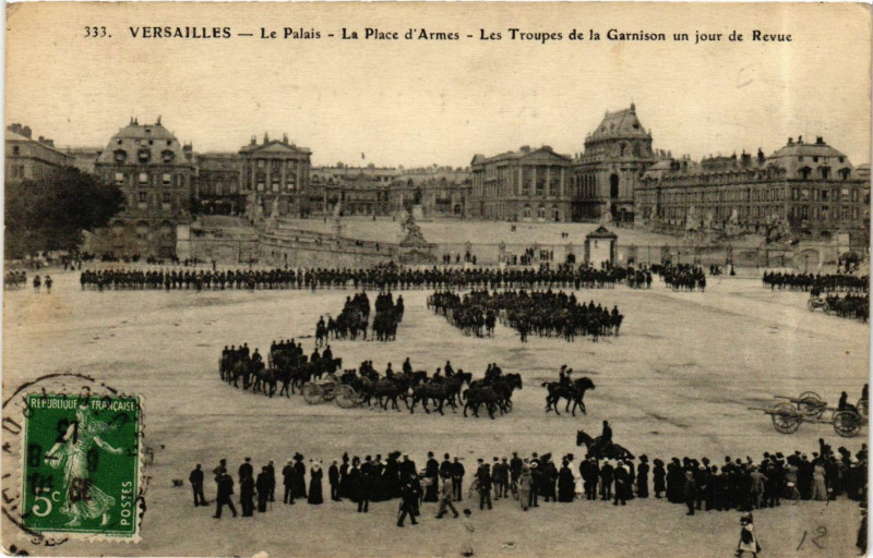 Carte postale ancienne Versailles - Le Palais - La Place d'Armes - Les Troupes de la . à Versailles
