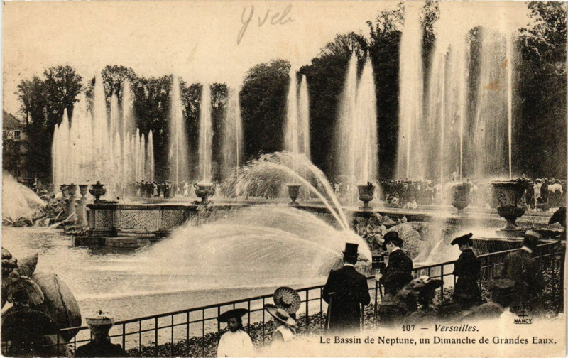 Carte postale ancienne Versailles - Le Bassin de Neptune un Dimanche de Grandes Eaux à Versailles
