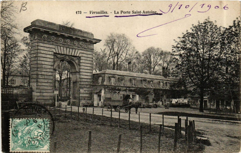 Carte postale ancienne Versailles - La Porte Saint-Antoine à Versailles