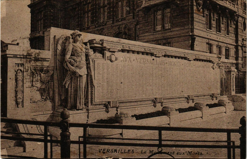 Carte postale ancienne Versailles - Le Monument aux Morts à Versailles