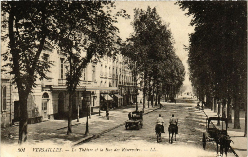 Carte postale ancienne Versailles - Le Théatre et la Rue des Réservirs à Versailles