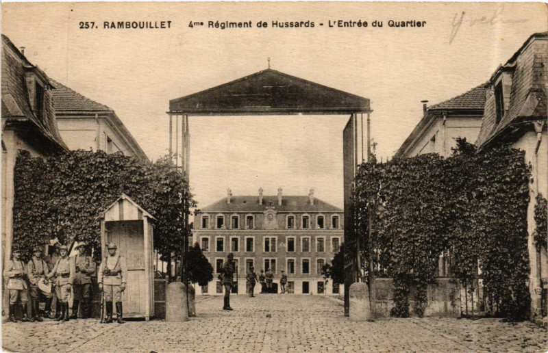 Carte postale ancienne Rambouillet - 4* Régiment de Hussards - L'Entrée du Quartier à Rambouillet