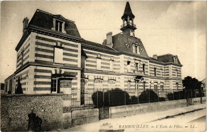 Carte postale ancienne Rambouillet - L'Ecole de Filles à Rambouillet