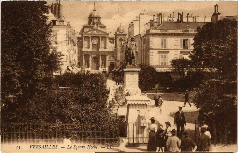 Carte postale ancienne Versailles - Le Square Hoche à Versailles