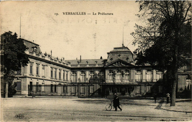 Carte postale ancienne Versailles - La Préfecture à Versailles