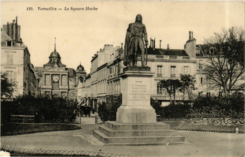 Carte postale ancienne Versailles - Le Square Hoche à Versailles