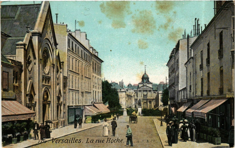 Carte postale ancienne Versailles - La rue Hoche à Versailles