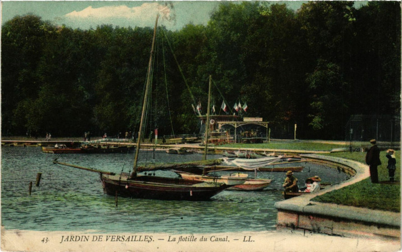 Carte postale ancienne Jardin de Versailles - La flotille du Canal à Versailles