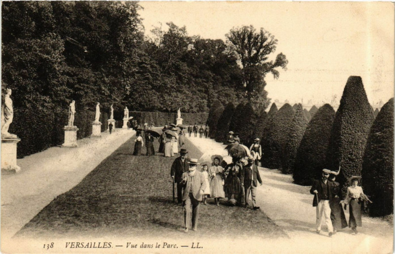 Carte postale ancienne Versailles - Vue dans le Parc à Versailles