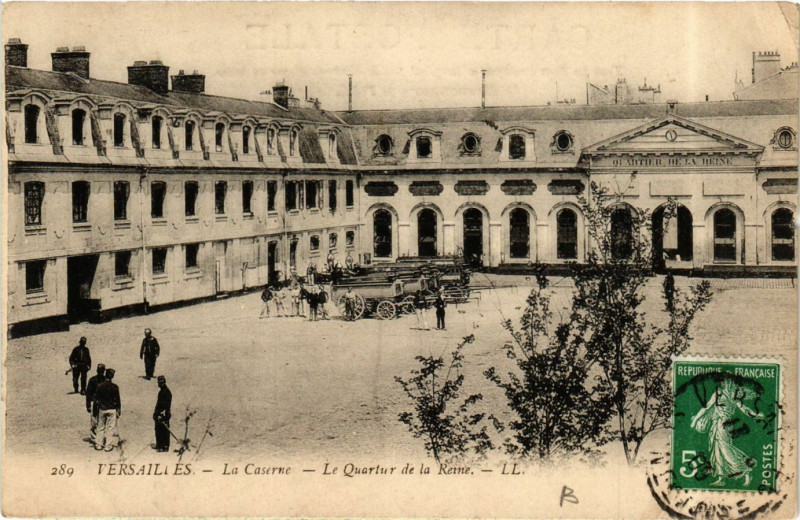 Carte postale ancienne Versailles - La Caserne - Le Quartier de la Reine à Versailles