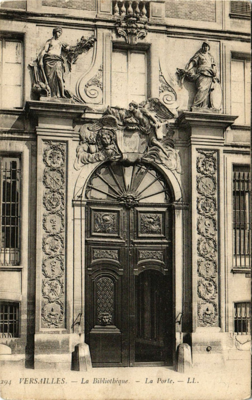 Carte postale ancienne Versailles - La Bibliothéque - La Porte à Versailles