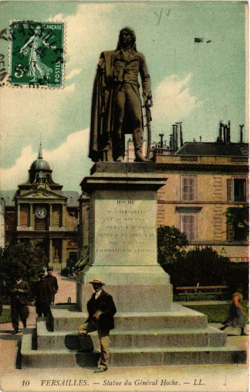 Carte postale ancienne Versailles - Statue du Général Hoche à Versailles