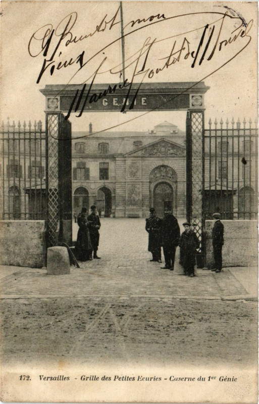 Carte postale ancienne Versailles - Grille des Petites Ecuries - Caserne du 1* Génie à Versailles