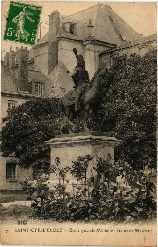 Carte postale ancienne Saint-Cyr-l'Ecole - Ecole spéciale Militaire - Sataue de Marceau à Saint-Cyr-l'École
