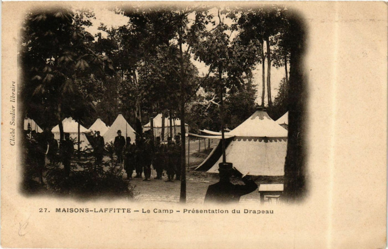 Carte postale ancienne Maisons-Laffitte - Le Camp - presentation du Drapeau à Maisons-Laffitte