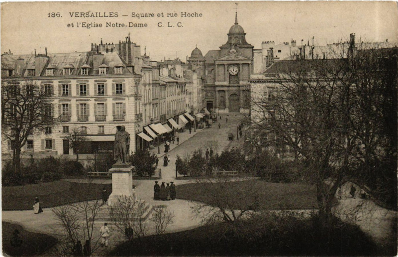 Carte postale ancienne Versailles - Square et rue Hoche et l'Eglise N.-D. à Versailles