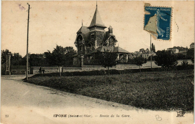 Carte postale ancienne Epone - Route de la Gare à Épône
