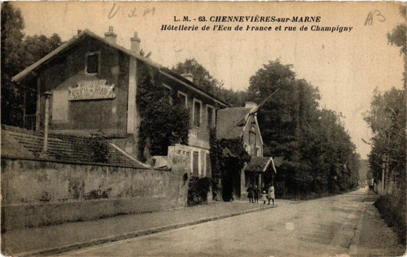 Carte postale ancienne Chennevieres-sur-Marne - Hotellerie de l'Ecu de France et rue de.. à Chennevières-sur-Marne