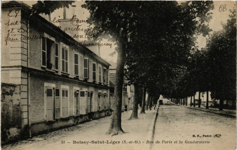 Carte postale ancienne Boissy-Saint-Leger - Rue de Paris et la Gendarmerie à Boissy-Saint-Léger