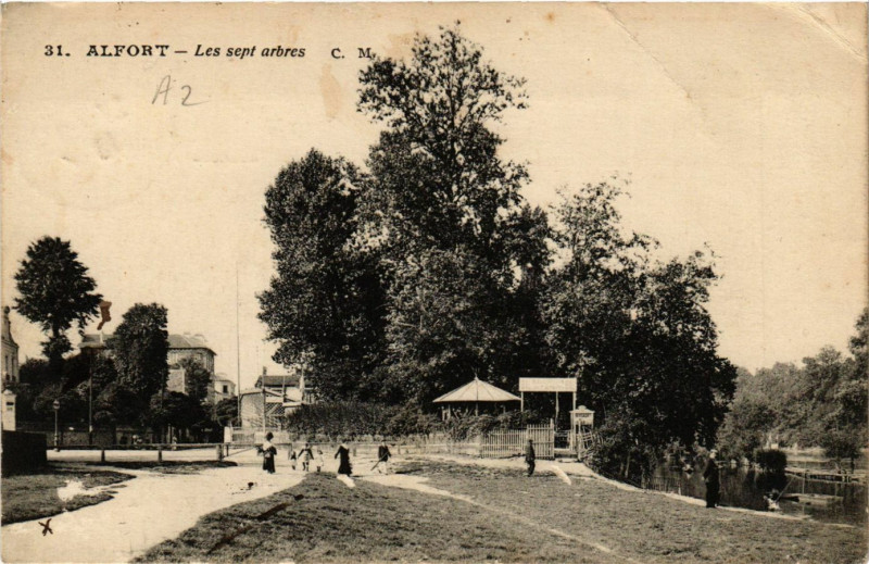 Carte postale ancienne Alfort - Les sept arbres