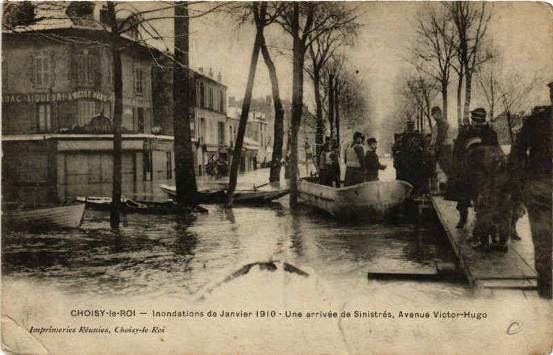 Carte postale ancienne Choisy-le-Roi Inondations de Janvier 1910-Une arrivée de Sinistrés à Choisy-le-Roi