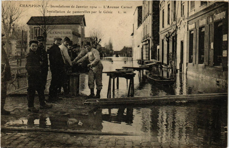 Carte postale ancienne Champigny Inondation de Janvier 1910 L'Avenue Carnot-Installation